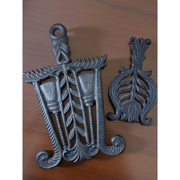 Vintage Wilton Cast Iron Trivets — Set of 2 Decorative Kitchen Hot Pads — Floral - Picture 2 of 4